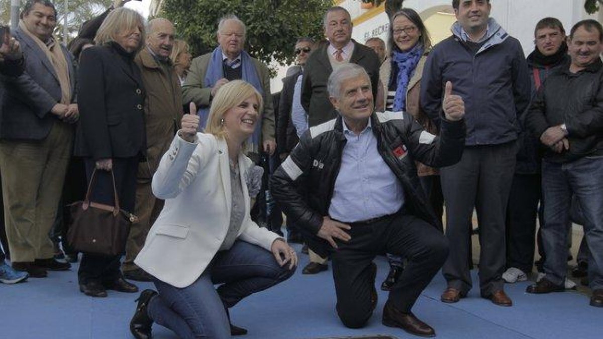 María José García Pelayo (izquierda) junto con el piloto italiano de motociclismo Giacomo Agostini (derecha).-EFE