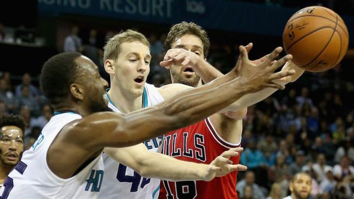 Pau Gasol pugna por el esférico en el duelo entre los Bulls y los Hornets.-AFP / STREETER LECKA