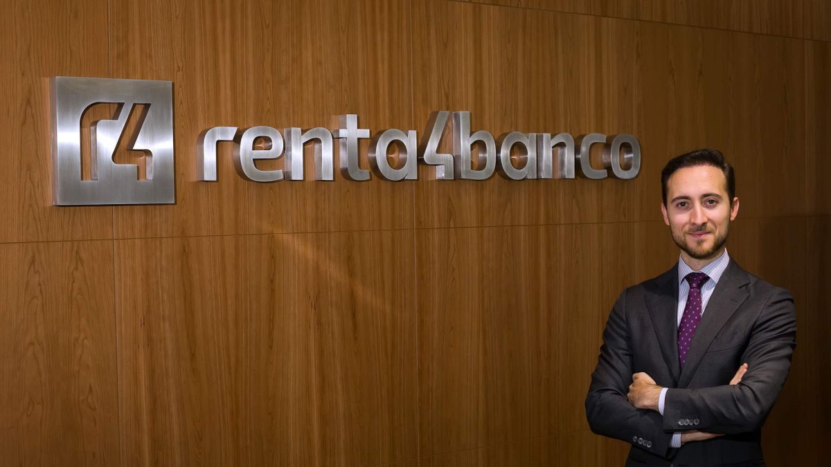 Omar Morales García es asesor financiero en Renta 4 desde que terminó sus estudios de ADE en la UBU. TOMÁS ALONSO