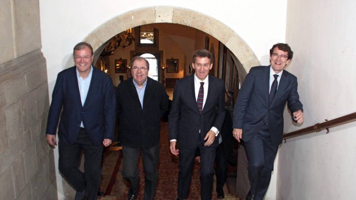 El presidente del PP de Castilla y León y candidato a la Presidencia de la Junta, Juan Vicente Herrera, junto al presidente de la Xunta de Galicia, Alberto Núñez Feijoo, y el candidato a la Alcaldía de León y cabeza de lista a las Cortes, Antonio Silván, -Ical