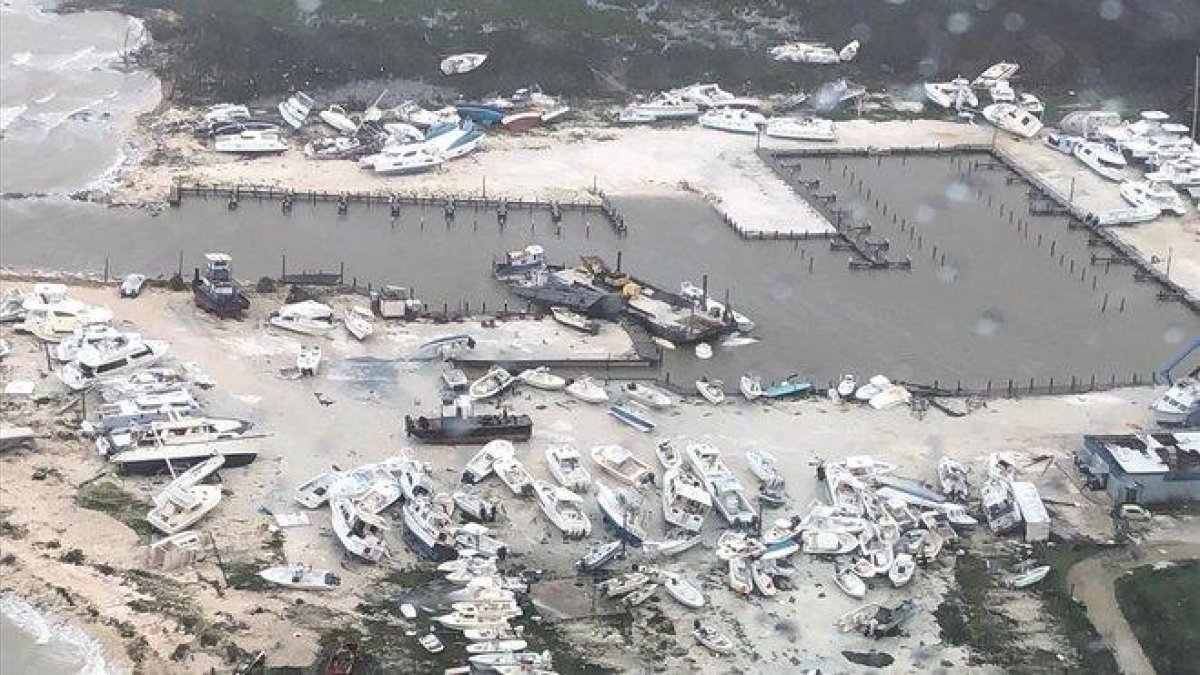 Vista aérea tomada por la Guardia Costera de Bahamas en la que se aprecia la destrucción causada por el ’Dorian’ en un puerto de recreo del archipiélago.-EFE