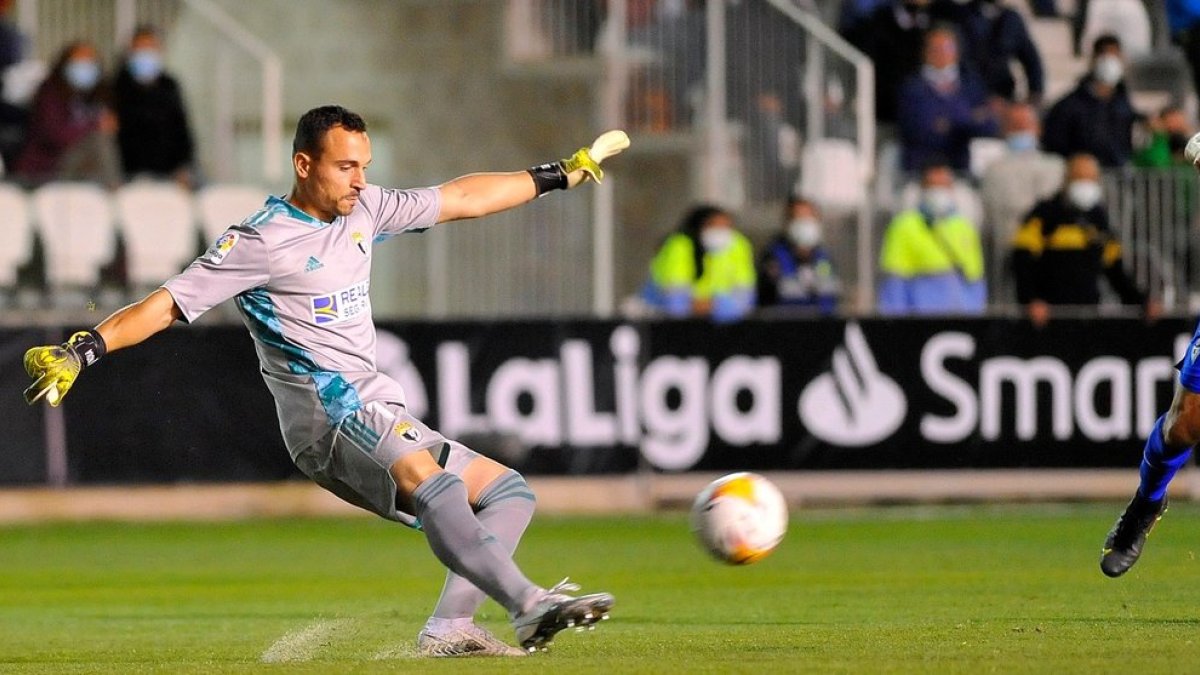 Alfonso Herrero despeja un balón en El Plantío. SANTI OTERO