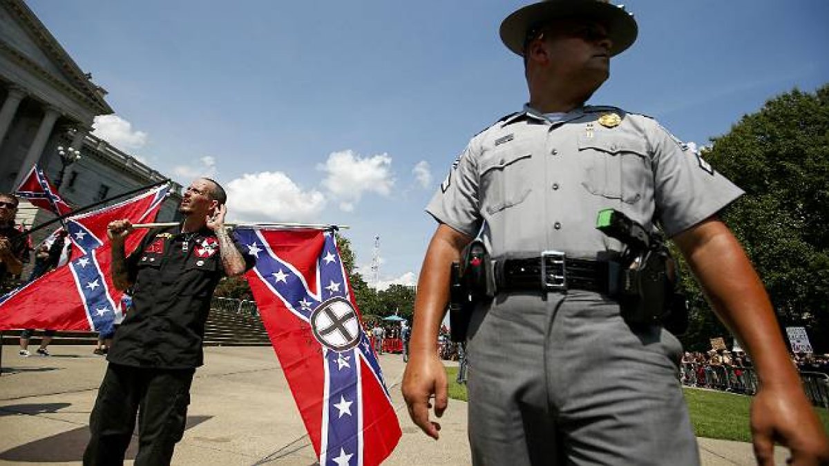 El grupo racista KKK tiene en la bandera confederada uno de sus símbolos.-Foto: REUTERS
