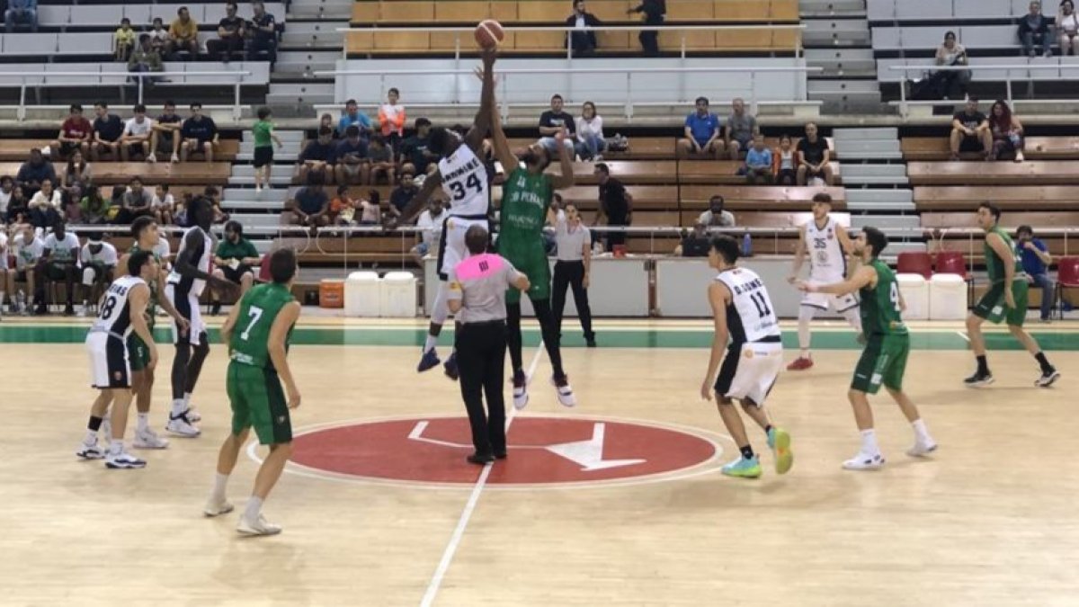 Salto inicial del partido entre el Peñas y el TIzona. CB TIZONA