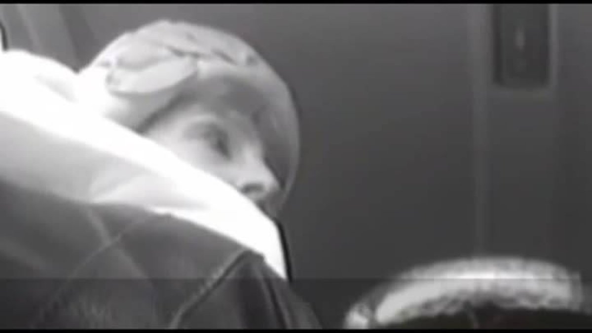 Imagen del vídeo en que se ve a una profesora que contrata a un sicario para matar a un alumno en Rusia.-