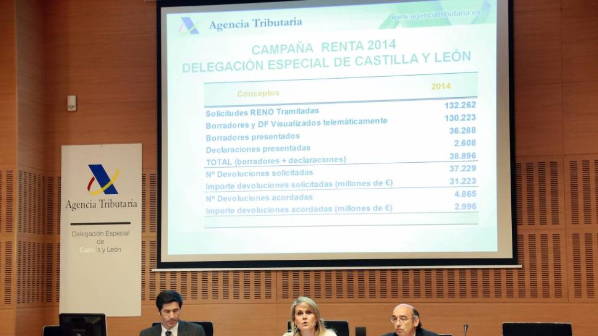 La delegada especial de la Agencia Estatal de Administración Tributaria en Castilla y León, Georgina de la Lastra(C), el jefe del departamento regional de Gestión Tributaria, Alberto Muñoz(D), y el el jefe del departamento regional de Informática Tributar-Ical