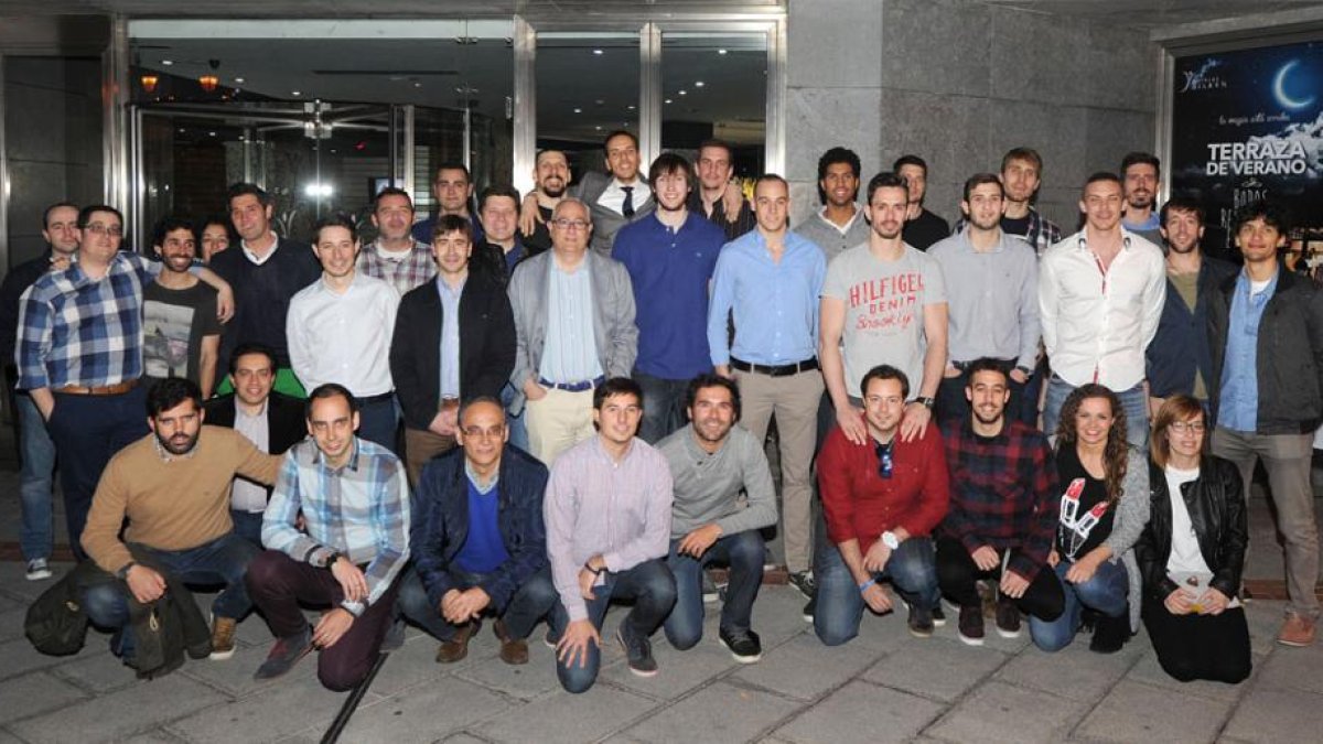 Plantilla, cuerpo técnico, trabajadores y directiva del CB Miraflores cerraron la temporada con una cena.-ISRAEL L. MURILLO