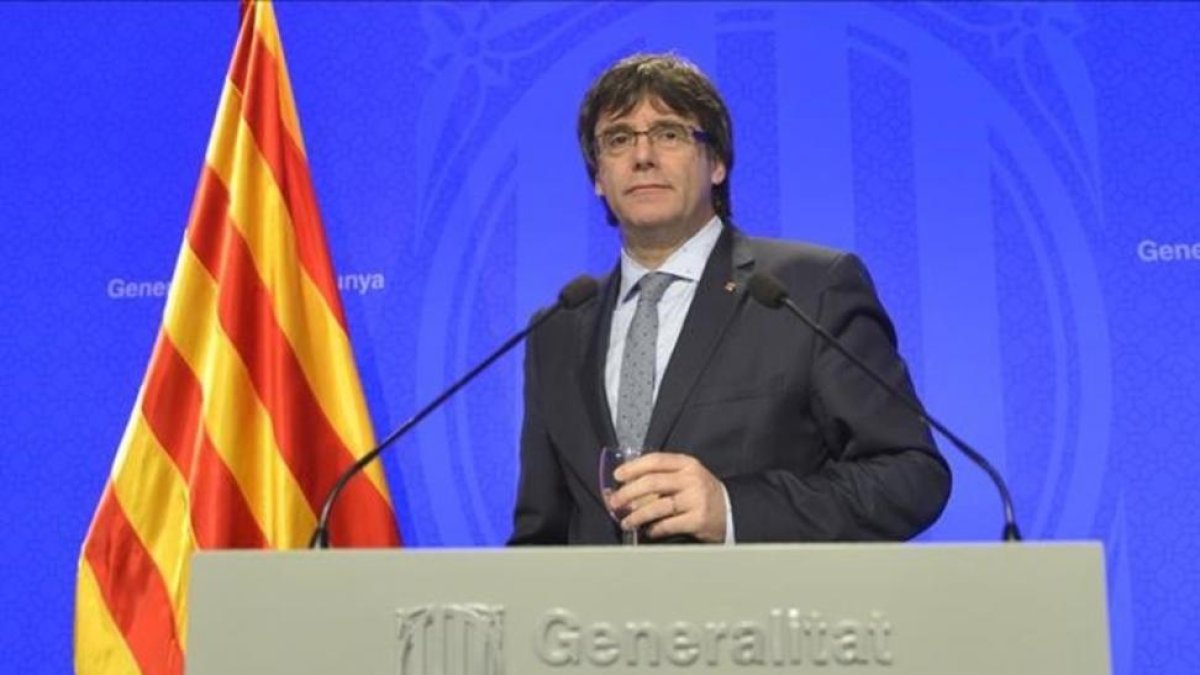 El 'president' Puigdemont en la rueda de prensa de presentación del plan de Govern.-FERRAN SENDRA