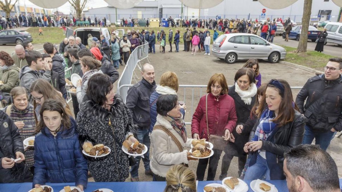 La fiesta de la matanza reunió a cientos de personas, que hicieron cola para disfrutar de los ricos manjares.-SANTI OTERO