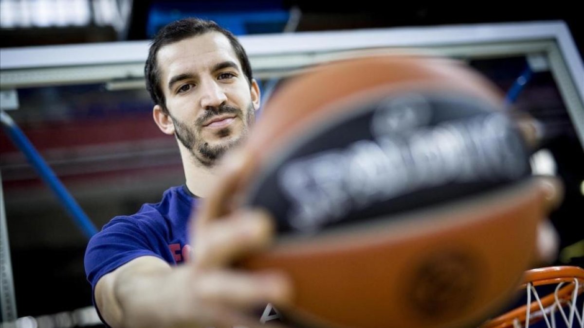 Pau Ribas posa con un balón en el Palau Blaugrana-FERRAN NADEU