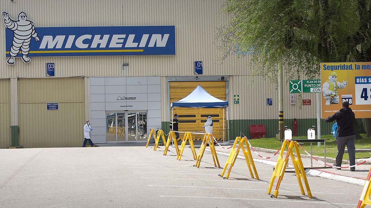 Acceso a la planta de Michelin en Aranda. PACO SANTAMARÍA