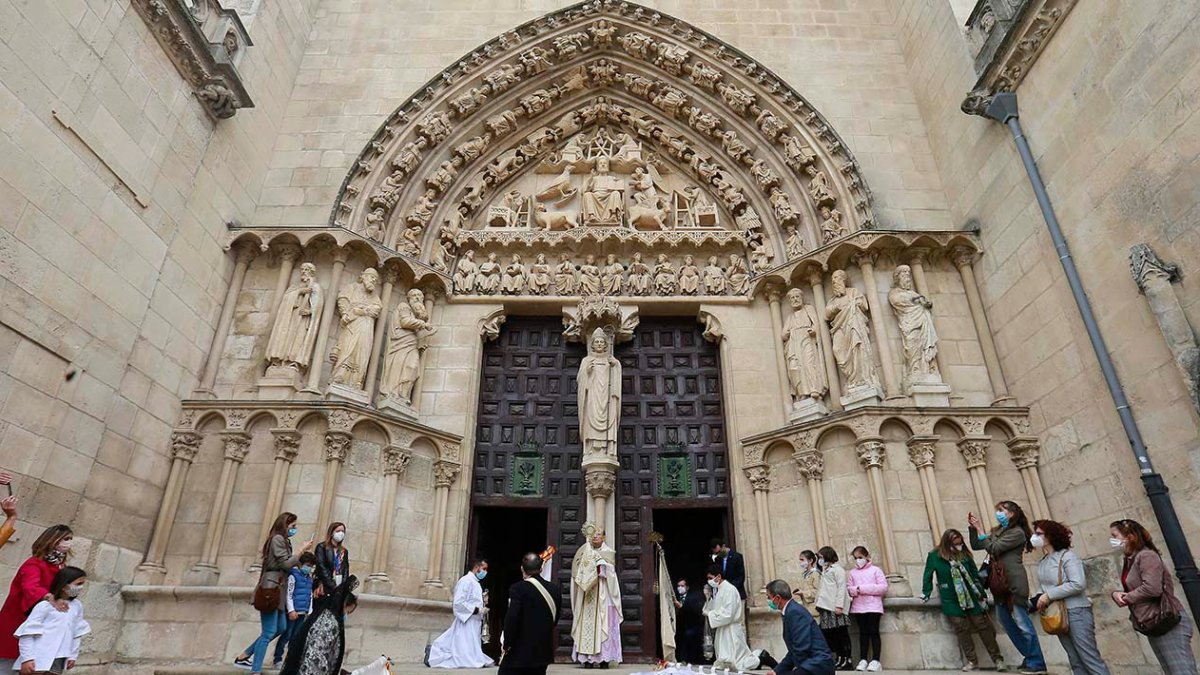 El arzobispo de Burgos, Fidel Herráez, bendice a la ciudad desde la puerta del Sarmental durante la celebración del Corpus Christi. / RAÚL G. OCHOA