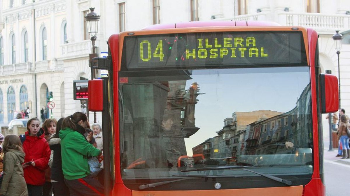 Varios usuarios suben al autobús municipal.-RAÚL G. OCHOA