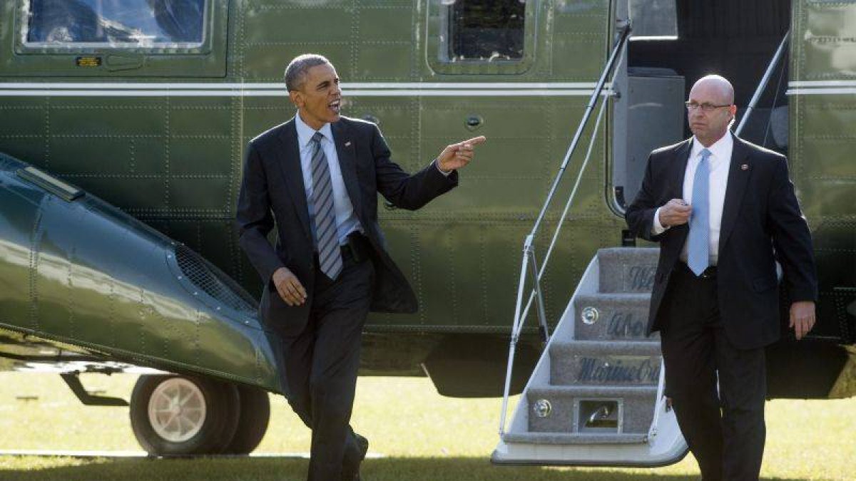 Obama sale del helicóptero para regresar a la Casa Blanca, el viernes.-Foto: EFE / MICHAEL REYNOLDS