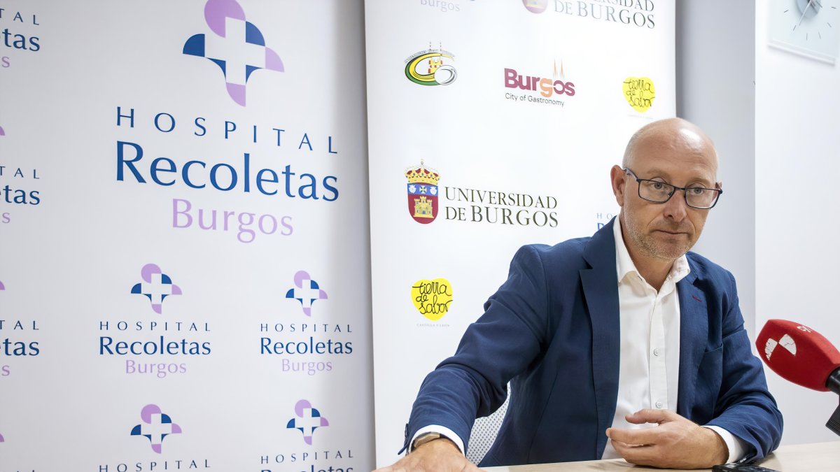 Iñaki Sicilia, presidente del Aparejadores RC, durante su intervención pública. SANTI OTERO