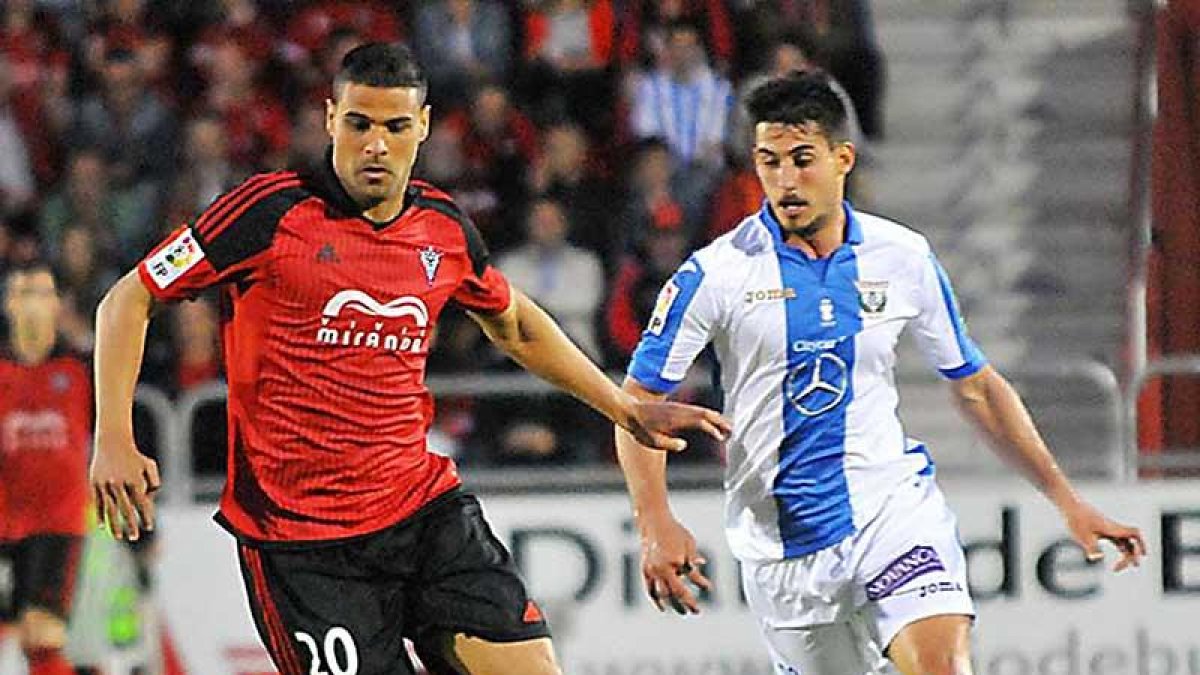 Aridane conduce el esférico en su etapa como jugador del Mirandés.-JOSÉ ESTEBAN EGURROLA