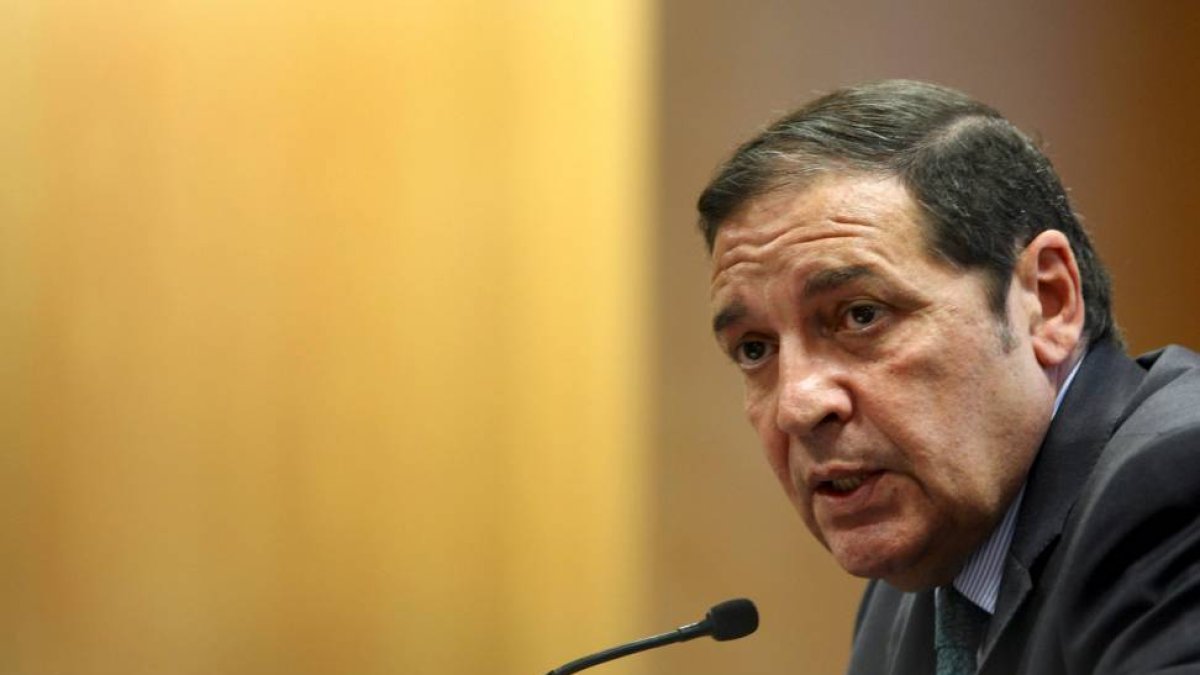 El consejero de Sanidad, Antonio María Sáez, y el gerente regional de Salud, Eduardo García Prieto (D), presentan el balance de actividad hospitalaria y de ocupación de camas durante el verano-Ical