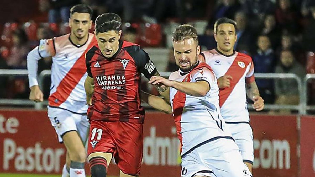 Merquelanz pugna por un balón contra un jugador del Rayo.