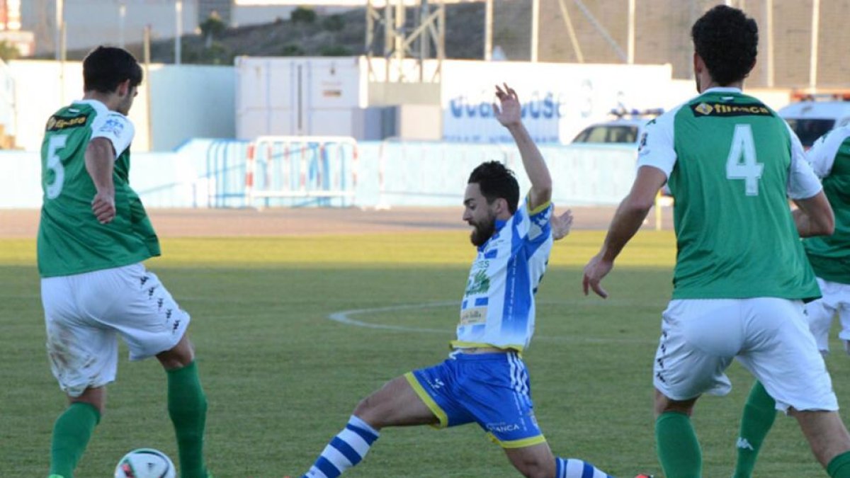 Nico trata de robar el balón a un jugador del Cacereño el pasado domingo.-ALBERTO CALVO