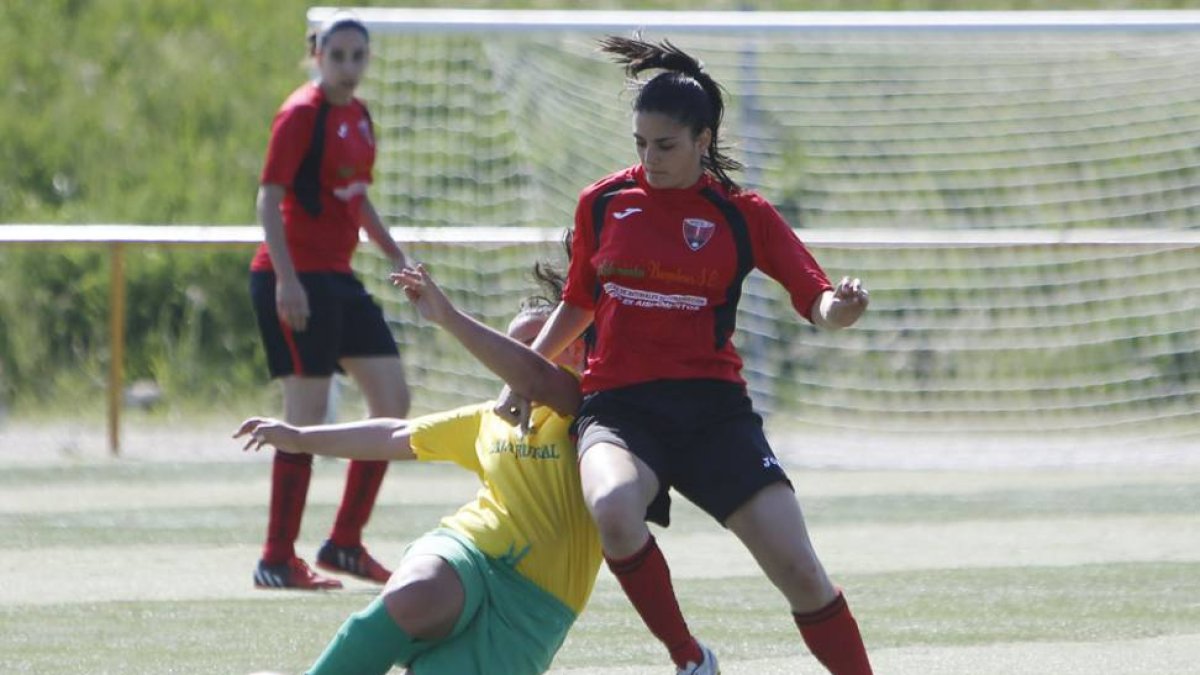 Estefanía pugna por un balón con una jugadora del Amigos del Duero en el choque de ayer-Raúl G. Ochoa