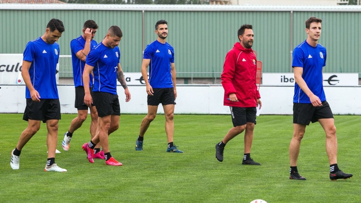 Imagen de un entrenamiento del Burgos CF en la Ciudad Deportiva del Burgos Promesas. TOMÁS ALONSO