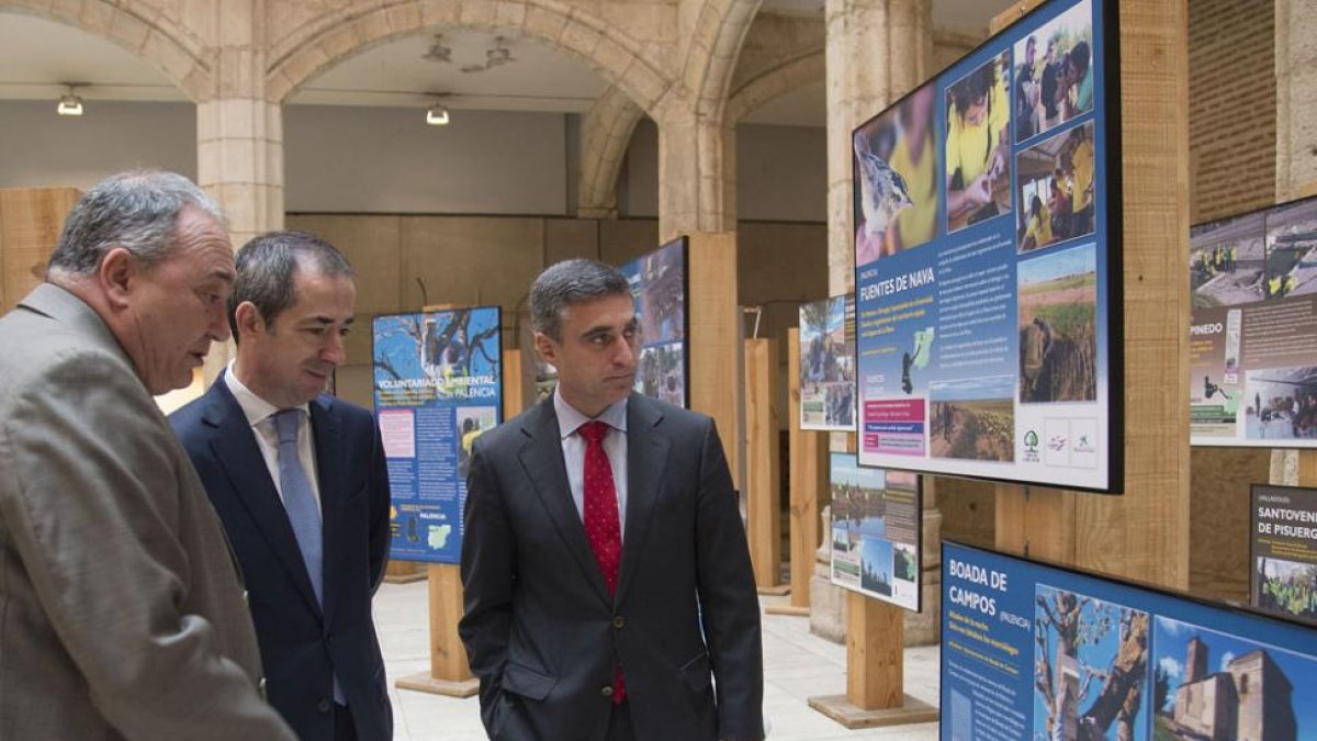 Miguel Ángel Pinto, José Manuel Bilbao y Rafael Barbero, observan los proyectos medioambientales.-ICAL