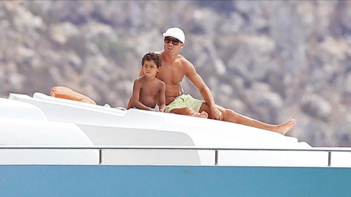 Cristiano Ronaldo y su hijo durante las vacaciones del verano pasado.-GSLV
