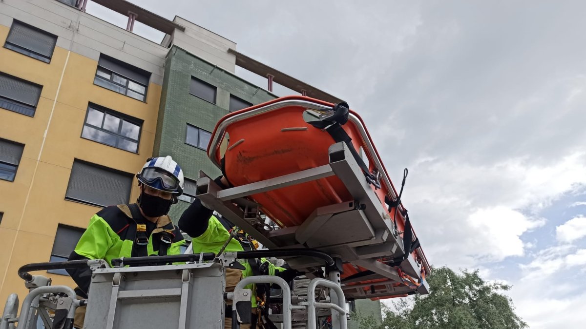 El operario fue descendido con ayuda de un camión escala. BOMBEROS