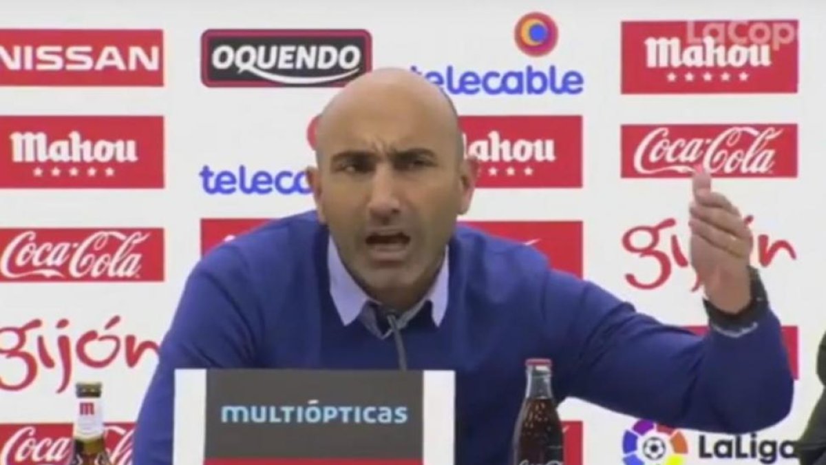 Abelardo perdió los papeles ante la pregunta de un periodista en rueda de prensa.-YOUTUBE