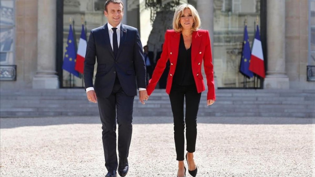 El matrimonio Macron, a su llegada al Palacio del Elíseo para un acto institucional-AFP / THIBAULT CAMUS