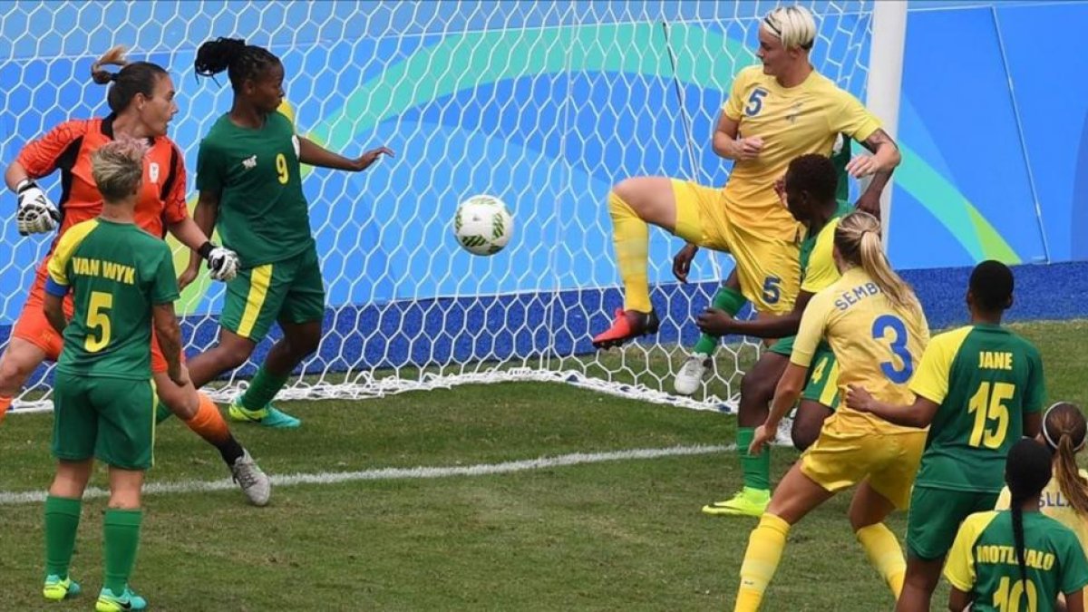 Nilla Fischer marca el gol del triunfo con la rodilla.-AFP / VANDERLEI ALMEIDA