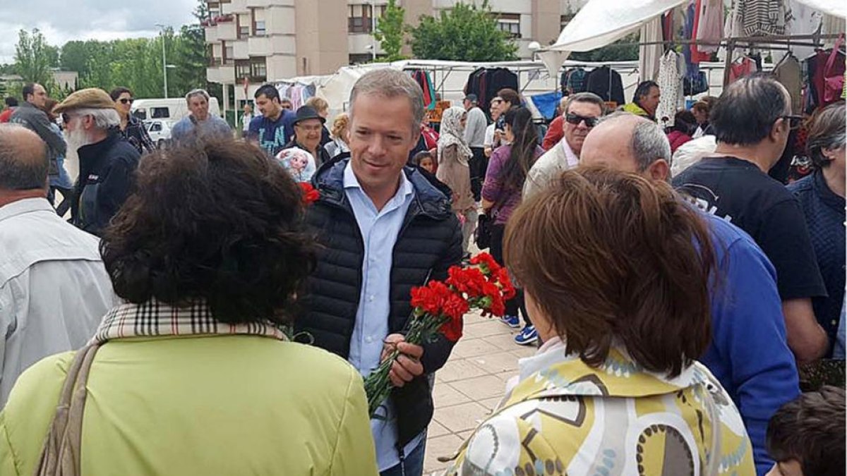 El candidato al Senado, Ander Gil conversa con vecinos de Miranda en el mercadillo de la localidad.-