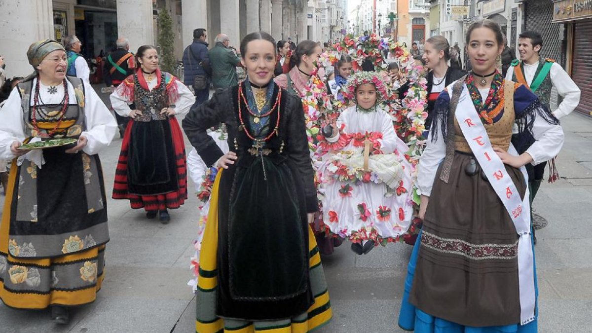 Adriana, la nueva Maya, pasea por las calles del centro en andas rodeada de flores.-I.L.M.