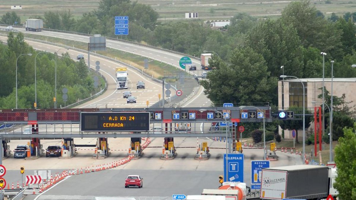 En la imagen se ve cómo cuatro camiones se desvían antes de llegar al peaje de Castañares y solo uno va en dirección a la autopista.-ISRAEL L. MURILLO