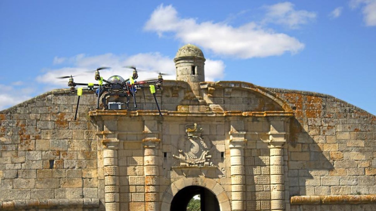 Un dron del grupo de investigación TIDOP analiza los posibles deterioros de un edificio en Almeida (Portugal).-EL MUNDO