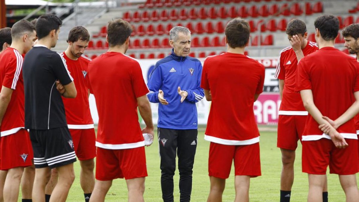 Carlos Terrazas en plena charla táctica a sus jugadores durante un entrenamiento en Anduva-CDMIRANDÉS.COM