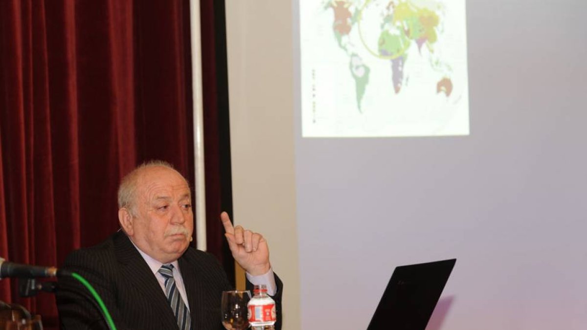 Imagen de la conferencia en el Círculo de la Unión-Israel L. Murillo