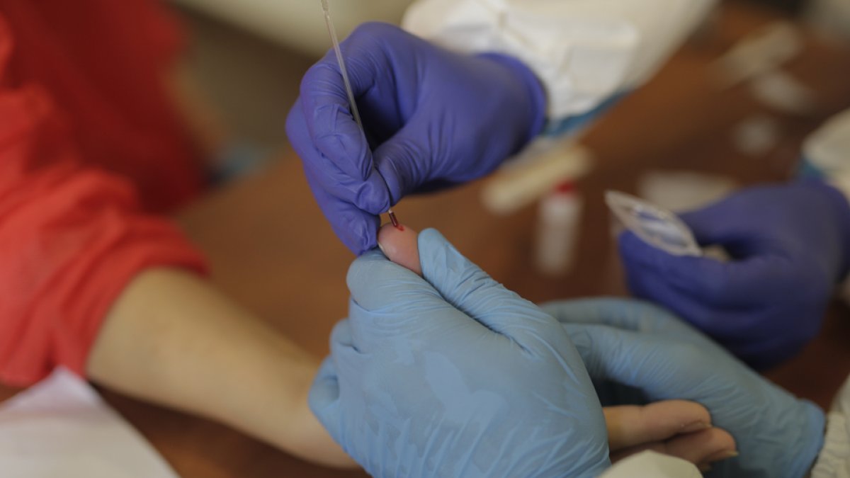 Una enfermera se hace un test por COVID-19. - E. M.