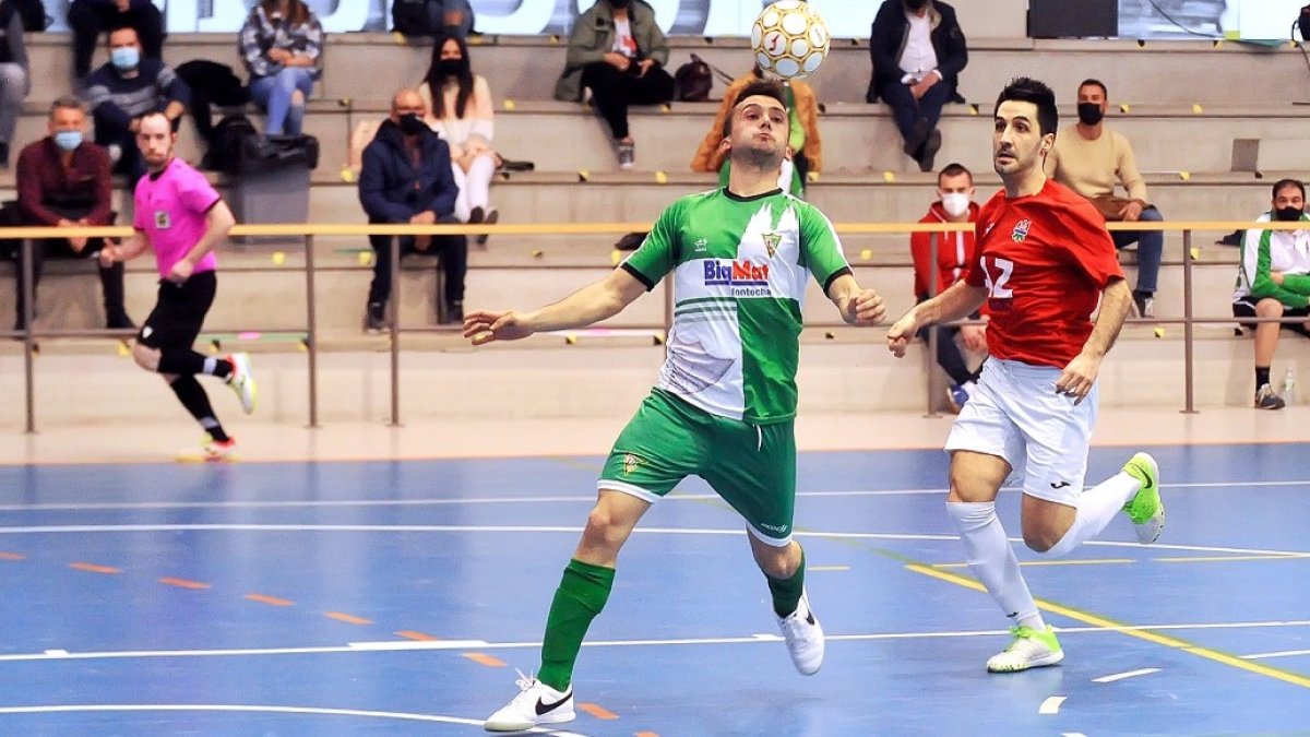 Isra intenta controlar el balón. TOMÁS ALONSO
