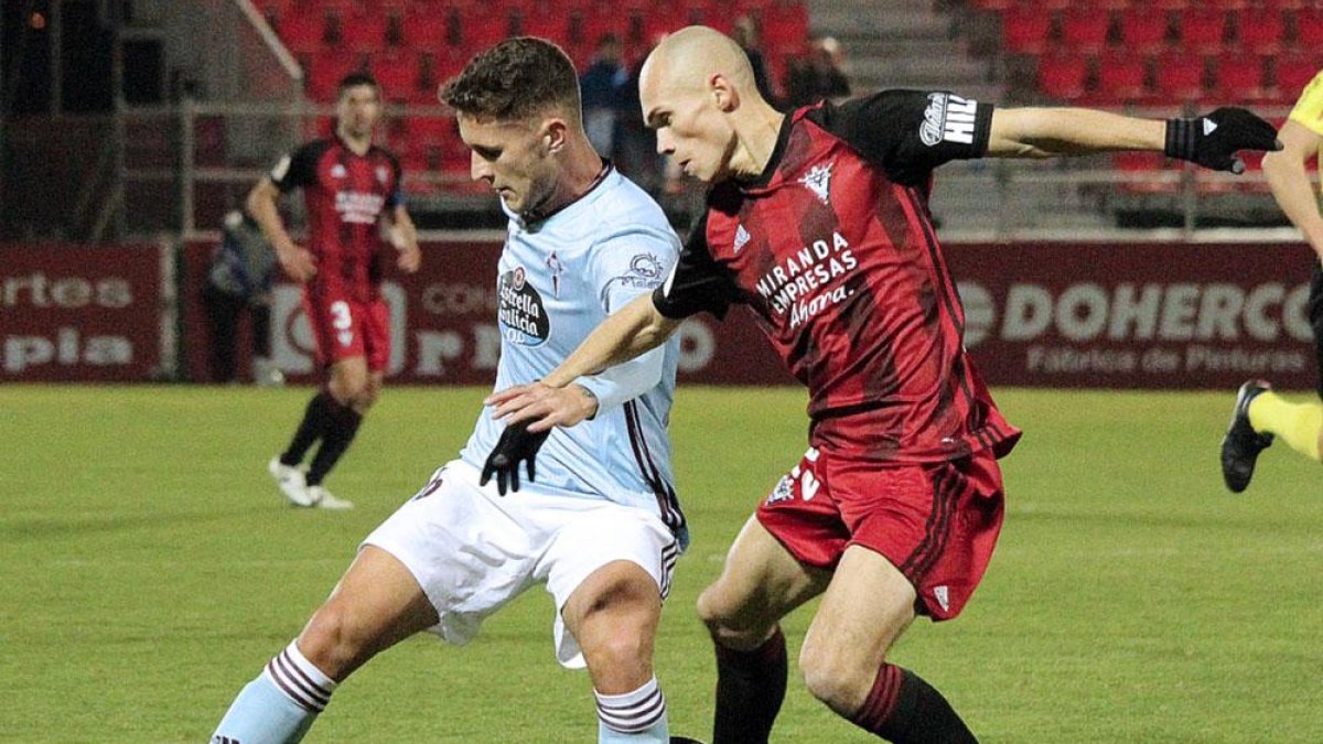 Guridi presiona a un jugador del Celta de Vigo en el choque de ayer en Anduva-CD MIRANDÉS