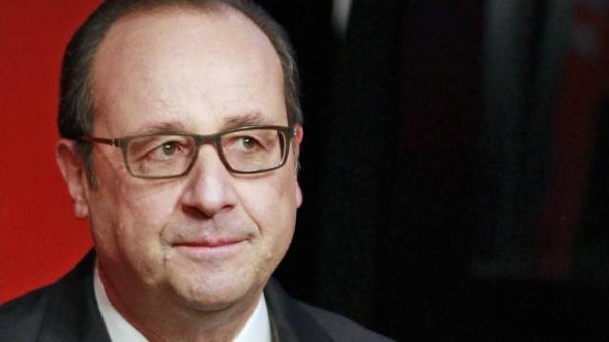 Hollande, durante su entrevista en la emisora France Inter, este lunes.-Foto: REUTERS / REMY DE LA MAUVINIERE