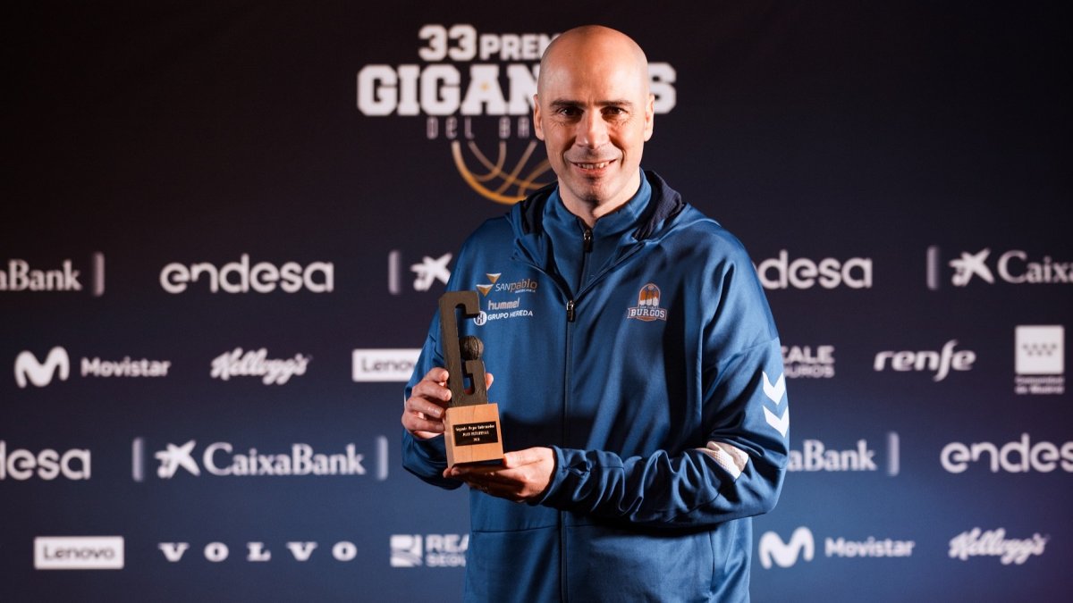 Peñarroya posa con el galardón otorgado por Gigantes. FOTO CEDIDA POR GIGANTES