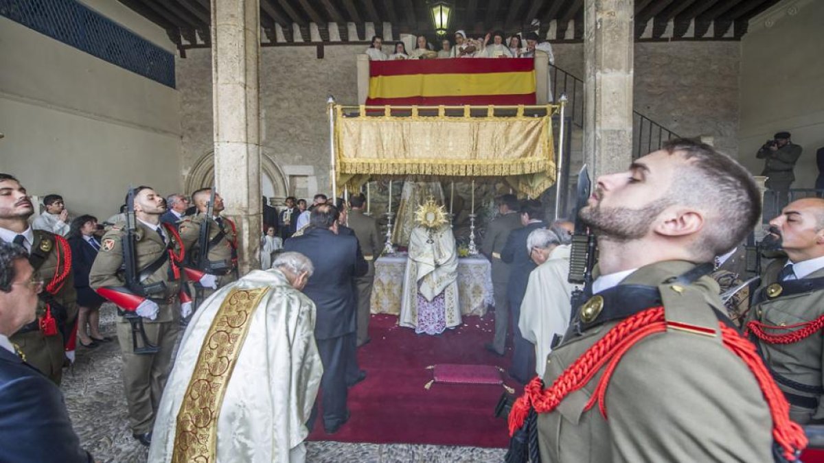 Las monjas del Monasterio de Santa María Real de las Huelgas, con su abadesa a la cabeza, lanzan pétalos al Santísimo Sacramento.-ISRAEL L. MURILLO