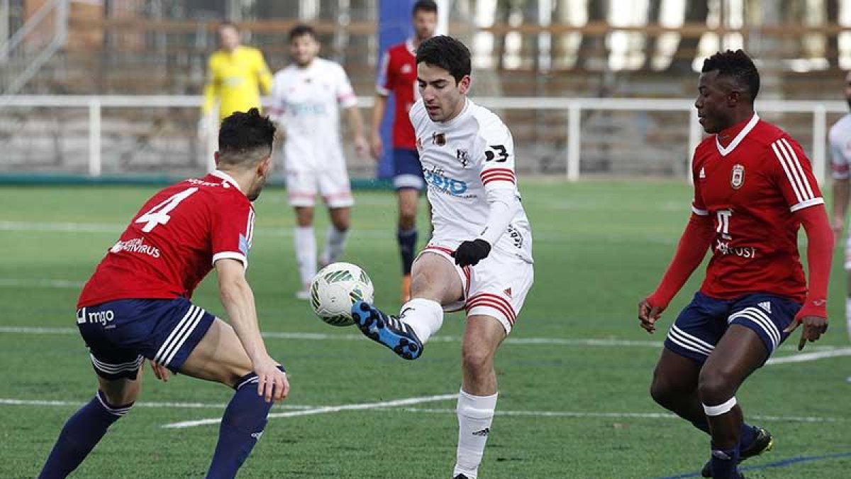 El ariete local Guti intenta controlar un esférico en presencia de dos jugadores del Real Ávila-Santi Otero