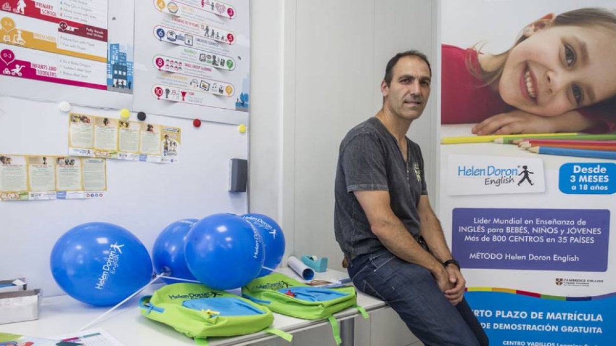 Antonio Santidrián, junto al material del método Helen Doron, en el centro ubicado en la plaza Vadillos, 1.-SANTI OTERO