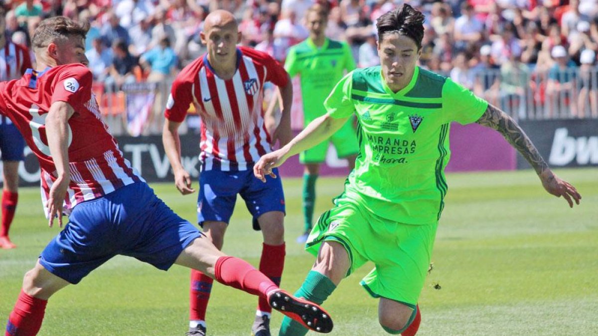 Hugo Rama se deshace de un rival durante el choque de ayer.-@CDMIRANDES