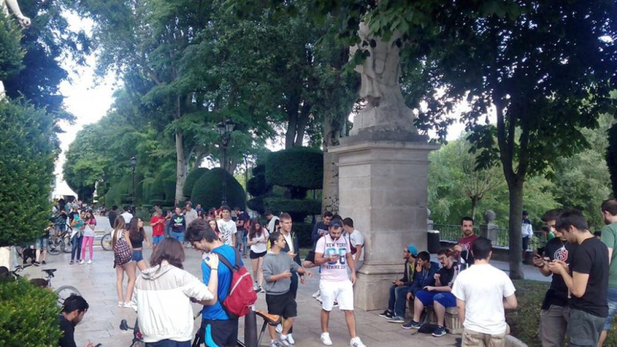La primera quedada del juego de moda en la capital reunía a todos estos jóvenes este viernes en El Espolón.-@PokemonGO_BUR