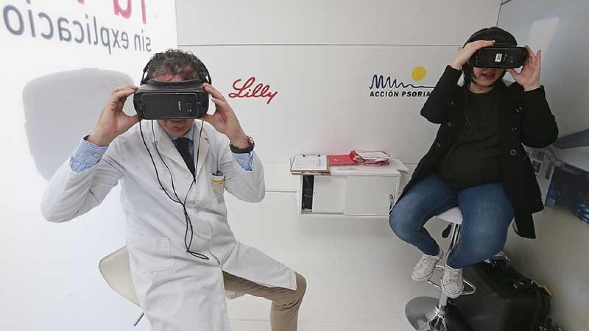 El espacio de realidad virtual instalado en el vestíbulo del HUBU está de gira por complejos de todo el país.-RAÚL G. OCHOA