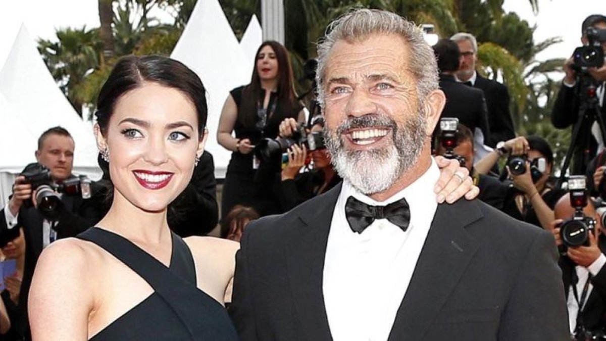 Mel Gibson y Rosalind Ross, el pasado 17 de septiembe en el Festival de Venecia.-SEBASTIEN NOGIER