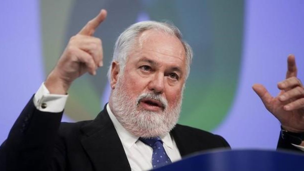 Miguel Arias Cañete, comisario europeo de Acción para el Clima y la Energía.-EFE / OLIVIER HOSLET